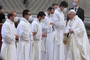 Pope Francis ordains new priests